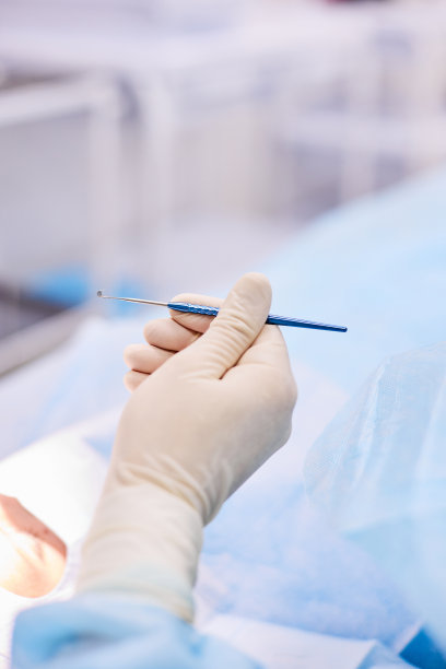 医生手里拿着一件医疗器械图片下载