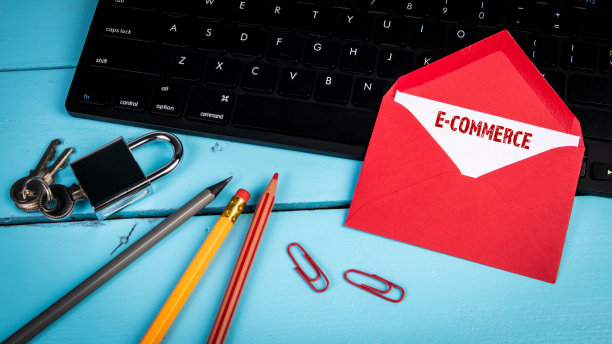 电子商务的概念。电脑键盘上的红包信图片下载