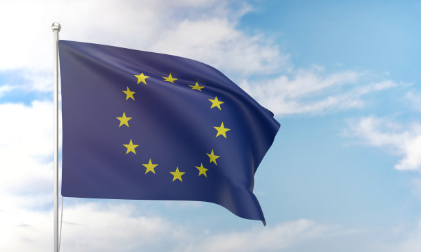 欧盟旗帜在蓝天中飘扬。图片下载