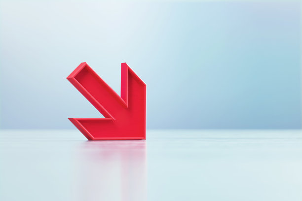 红色向下箭头符号在散焦的蓝色背景上图片下载