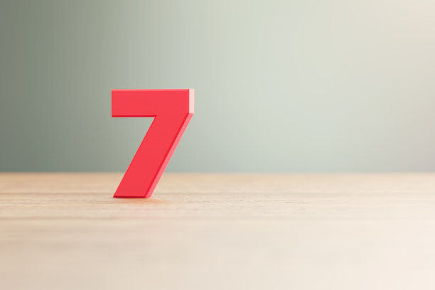 红色7号坐在离焦背景前图片下载