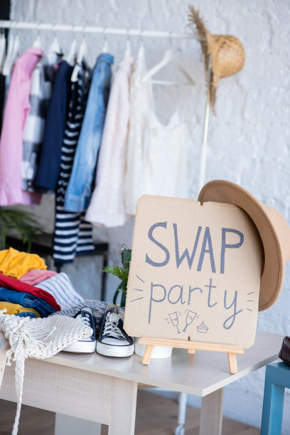 交换聚会。交换衣服，鞋子，配饰的活动。减少和重用图片下载