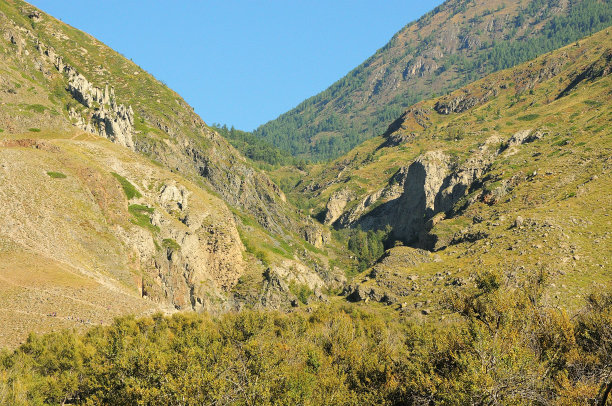 山中的裂缝，有着奇异的岩石构造。图片下载