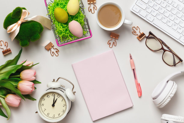 复活节装饰桌面的俯视图。图片下载