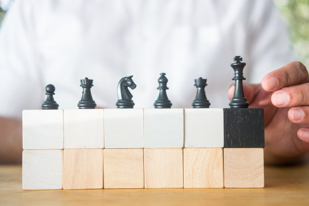 男性手摸黑棋图定位在木块上。图片下载