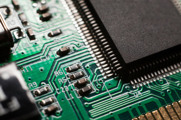 微距照片的绿色电脑印刷电路板与选择性聚焦在一个空白芯片图片下载