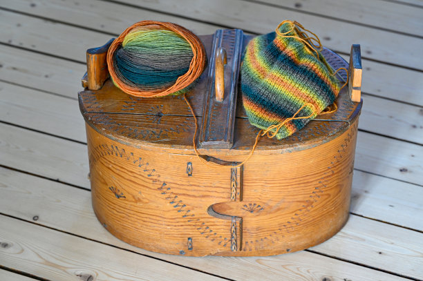 彩色的纱线和针在木制的地板上木箱图片下载