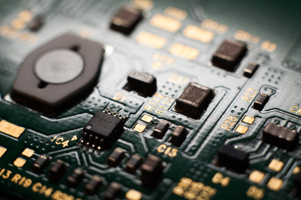 微缩照片的绿色电脑印刷电路板与选择性焦点的电子元件图片下载