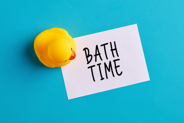 用橡皮玩具鸭子写在便条纸上的洗澡时间信息图片下载