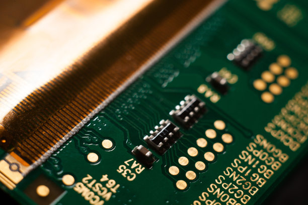 微缩照片的绿色电脑印刷电路板与选择性焦点的电子元件图片下载