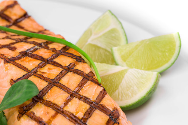 牛排烤鲑鱼。图片下载