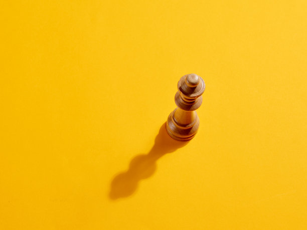 皇后国际象棋棋子黄色背景图片下载