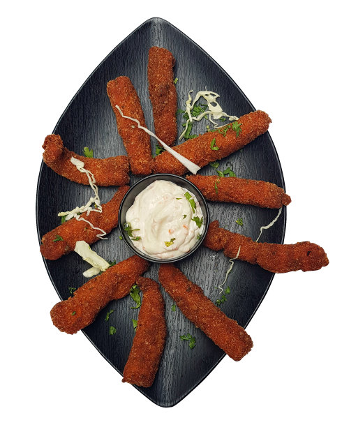 鱼指印度街头小吃。印度，亚洲或中国的食谱，热的黑色盘子。图片下载