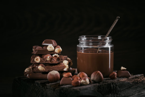 自制巧克力榛子牛奶涂在黑色的背景上图片下载