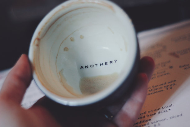 空了一杯咖啡，要不要再来一杯?图片下载