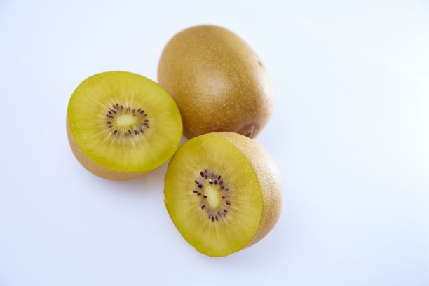 新鲜的黄色猕猴桃切片白色背景图片下载
