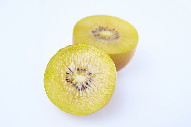 新鲜的黄色猕猴桃切片白色背景图片下载