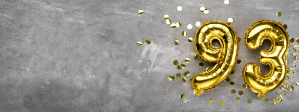 黄色箔纸气球号码，93号在混凝土背景上。刻有题词的贺卡。周年的概念。周年纪念，生日，新年庆祝。旗帜,图片下载