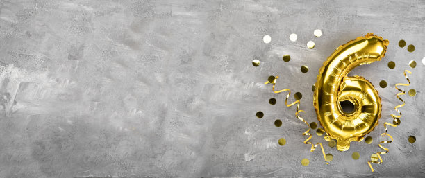 黄色箔纸气球号码，6号在混凝土背景上。有字母的生日卡片。周年的概念。周年纪念，生日，新年庆祝。旗帜,图片下载