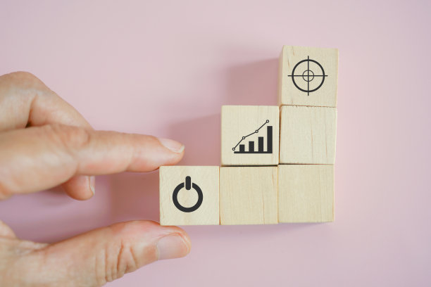 手握开始按钮，木块上的图形和目标图标，表示目标概念、商业策略、新职业或新产品的开始和步骤图片下载