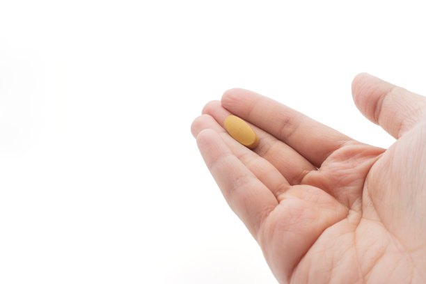 在白色背景上分离出来的药物或维生素图片下载