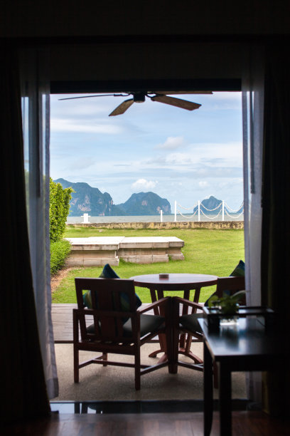 沙滩上的桌椅图片下载