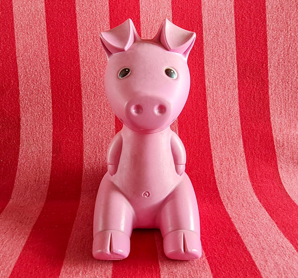 粉红色的储蓄罐图片下载