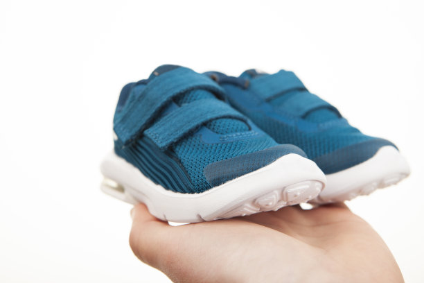 运动鞋手白色背景的图像图片下载