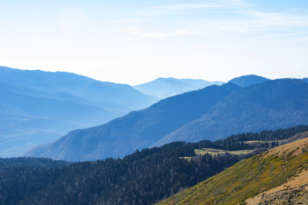 美丽的风景，山峰在蓝天和山谷的映衬下图片下载