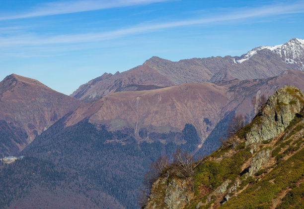 美丽的风景，山峰在蓝天和山谷的映衬下图片下载