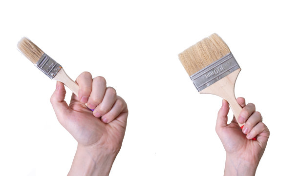 用画笔在白色背景上作画。劳动节的概念。图片下载