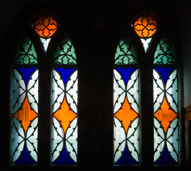 两扇新哥特式风格的彩色玻璃窗。Sts。乌克兰Kamianets-Podilskyi的彼得和保罗大教堂。图片下载