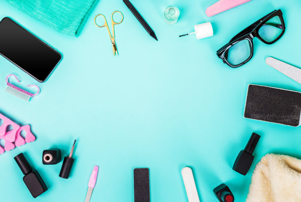 蓝色背景上的美甲和足疗设备的俯视图图片下载