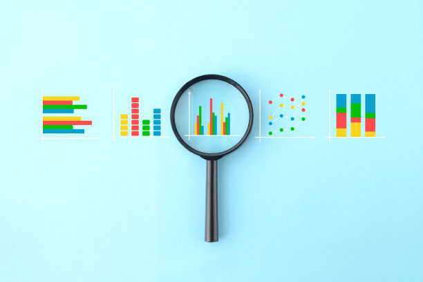放大镜和各种商业图表在浅蓝色背景图片下载