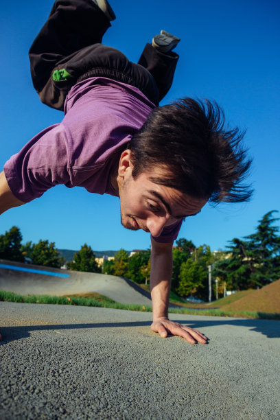 跑酷体操在户外运动图片下载