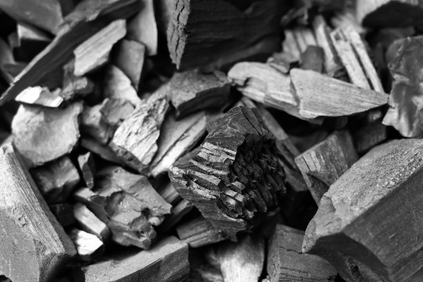 黑色天然木炭堆特写图片下载