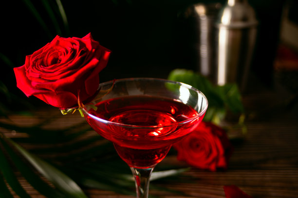 木桌上的红玫瑰和花瓣搭配的鸡尾酒，清爽可口。浪漫，情人节的概念。图片下载