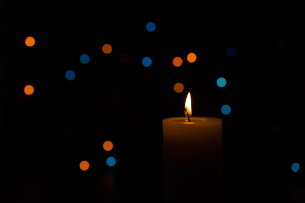 温暖的烛光在黑暗神秘的背景上图片下载