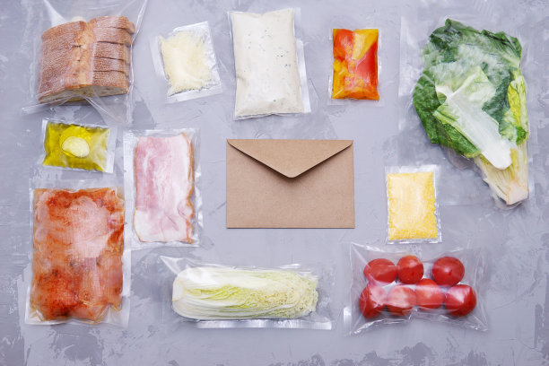 沙拉套餐:鸡肉，生菜，西红柿，大白菜，奶酪，培根，面包，橄榄油酱料和香料。在灰色背景上为晚餐送食物的一套装置。我在家做饭图片下载