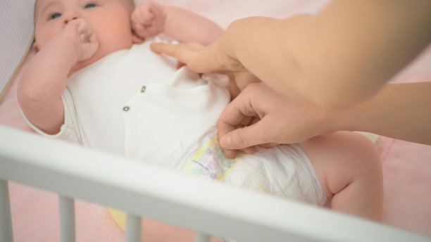 妈妈在换尿布图片下载