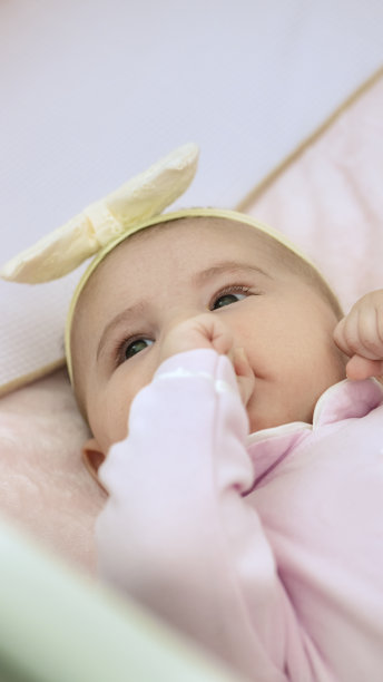 饥饿的婴儿图片下载