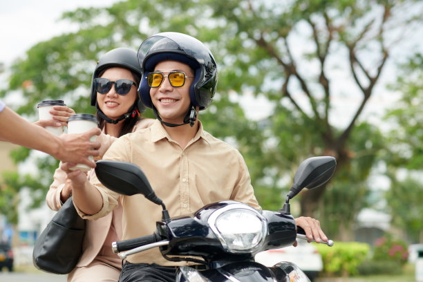 一对情侣在滑板车上点咖啡图片下载