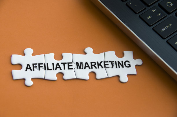 联盟营销文本丢失的拼图笔记本电脑和棕色封面背景。概念上的图片下载