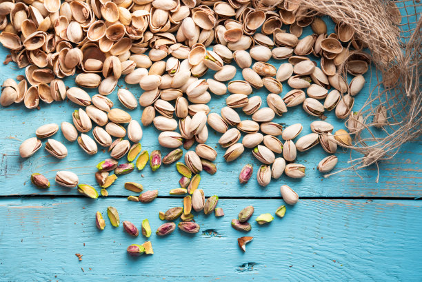 很多新鲜收获的有机开心果，随时可以吃，还有很多复印空间。坚果。黄连木维拉图片下载