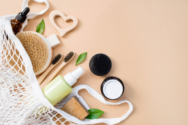 天然有机eco-cosmetics。美容院品牌布局。米色背景的木架上放着一个玻璃滴瓶。图片下载