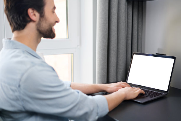 身后的照片是一个男人坐在笔记本电脑前，拷贝空间，看着屏幕上的东西，选择，观看，发短信，听讲座图片下载