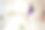 女孩打扫公寓，在白色的房子里用绿色拖把跳舞。房子的清洁和清洁的概念图片下载