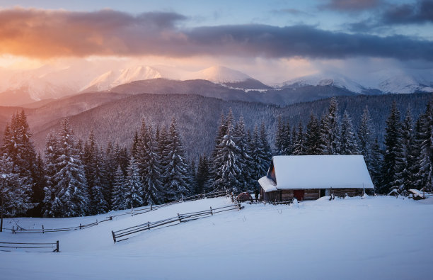 在高山高地的完美时刻。喀尔巴阡山，乌克兰，欧洲。图片下载