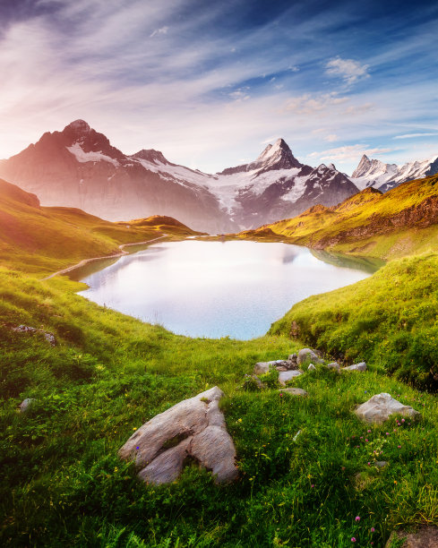 早上有吸引力的观点。位于瑞士阿尔卑斯山的巴切尔普西，格林德沃。图片下载