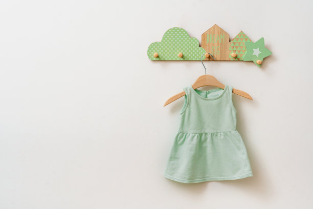 孩子们在白色背景的架子上穿着衣服图片下载